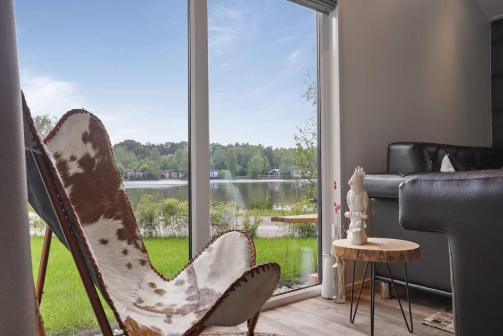 Luxe Chalet In Oosterwolde In Friesland, Op Rustig Park Met Uitzicht Op Meer En Strandje Экстерьер фото