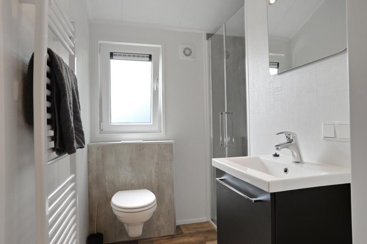 Luxe Chalet In Oosterwolde In Friesland, Op Rustig Park Met Uitzicht Op Meer En Strandje Экстерьер фото